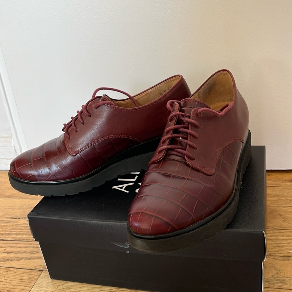 Women’s Naturalizer leather wide width Oxford shoes.  Size 9W.